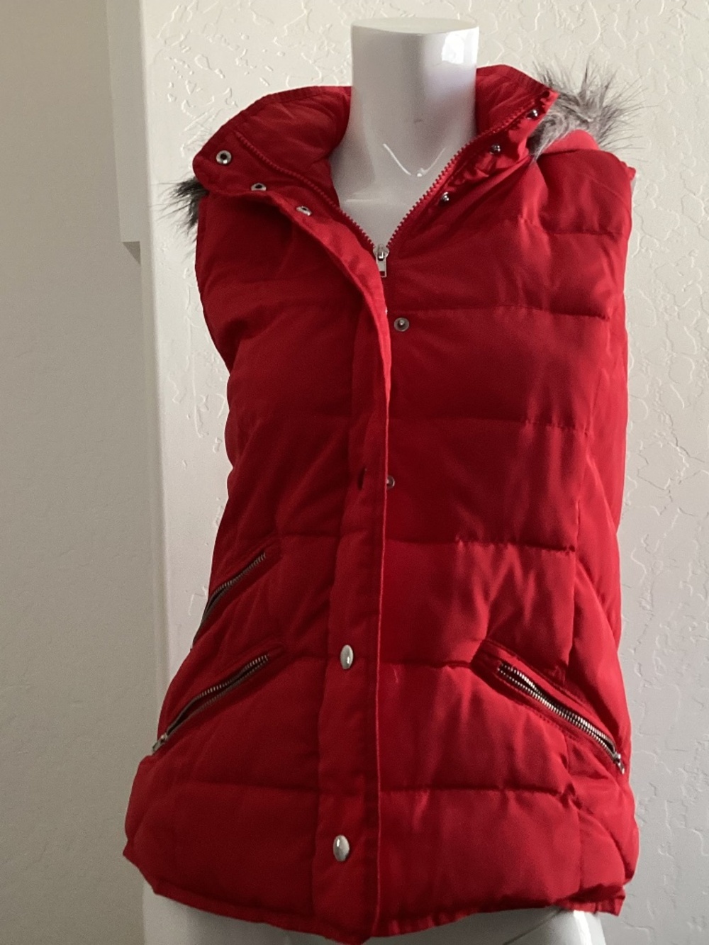 Ci Sono, size M, red, faux Sherpa lining, hooded puffer vest
